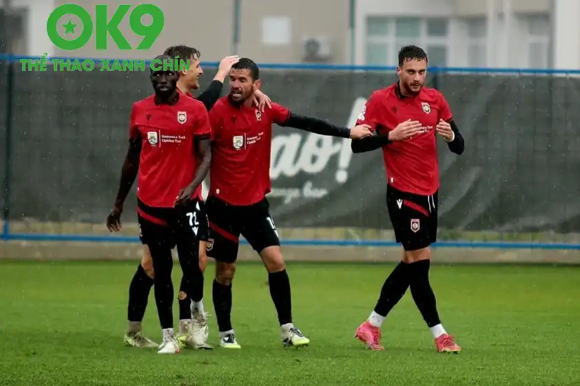 Trận đấu tương đối cân bằng giữa cả 2 đội Trận đấu tương đối cân bằng giữa cả 2 đội